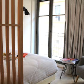 Apartment for rent for €2,740 per month in Paris, Rue Washington