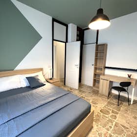 WG-Zimmer zu mieten für 600 € pro Monat in Pavia, Via Riviera