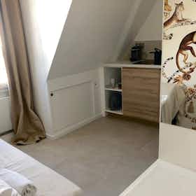 Studio for rent for €1,300 per month in Paris, Rue de Grenelle