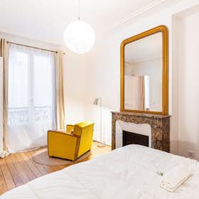 Apartment for rent for €2,446 per month in Paris, Avenue Trudaine