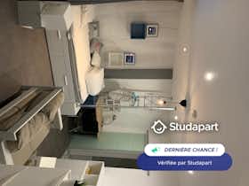 Appartement te huur voor € 490 per maand in Rouen, Rue Damiette