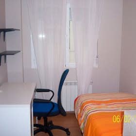 Private room for rent for €370 per month in Zaragoza, Calle Juan Pablo Bonet