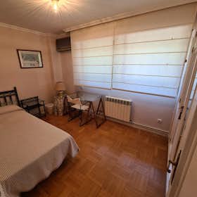 Private room for rent for €900 per month in Madrid, Calle de Arabell