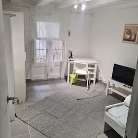 Private room for rent for €750 per month in Barcelona, Carrer Comtal