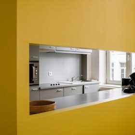 Apartment for rent for €1,650 per month in Brussels, Rue du Marché aux Poulets