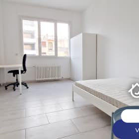 Private room for rent for €500 per month in Marseille, Rond-Point de Mazargues