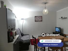 Mieszkanie do wynajęcia za 650 € miesięcznie w mieście Rochefort, Rue Audry de Puyravault