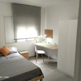 私人房间 正在以 €400 的月租出租，其位于 Sevilla, Calle Primavera