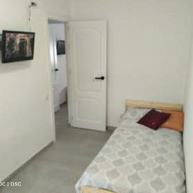 Private room for rent for €400 per month in Sevilla, Calle Primavera