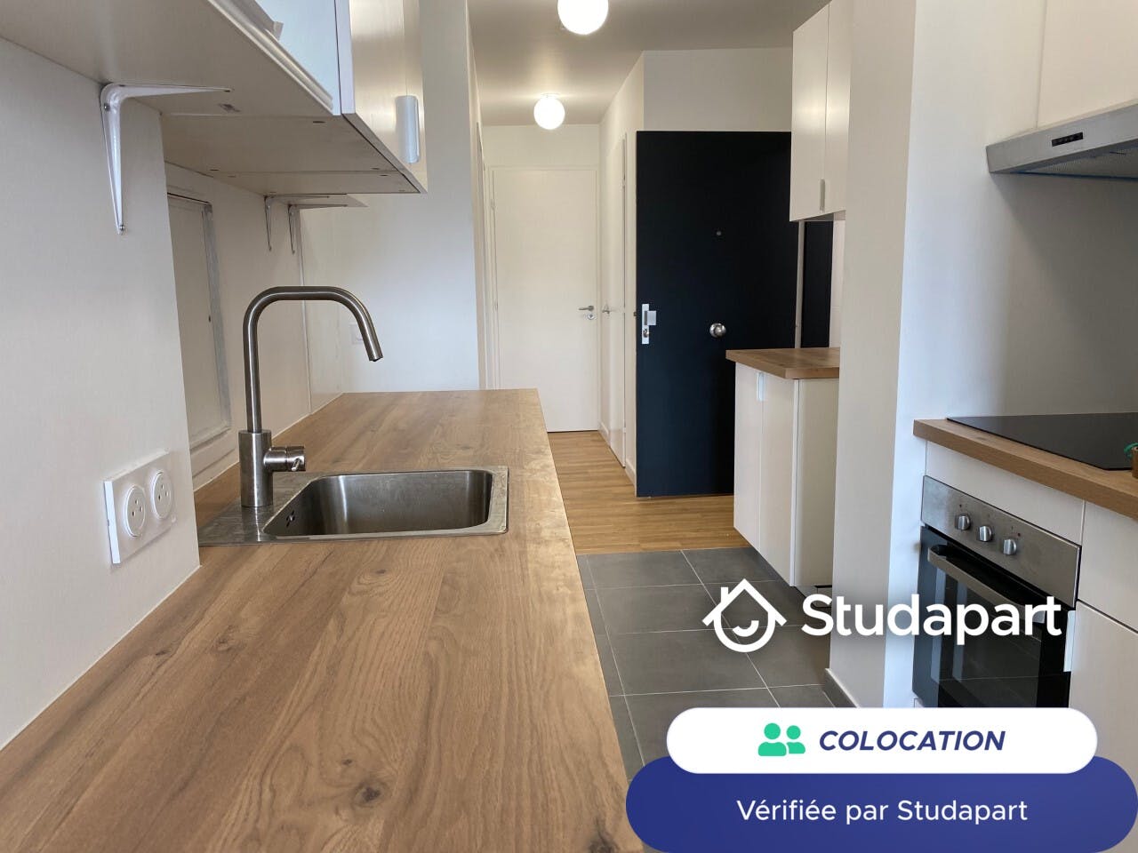 Private room for rent on Rue Pierre Mauroy, Paris - Plus