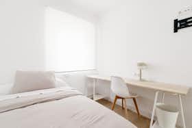 私人房间 正在以 €350 的月租出租，其位于 Jerez de la Frontera, Plaza Los Pinos