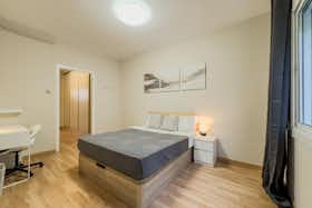 Shared room for rent for €875 per month in Barcelona, Carrer de Bertran