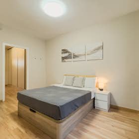 Mehrbettzimmer for rent for 875 € per month in Barcelona, Carrer de Bertran