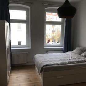 Studio for rent for €1,390 per month in Berlin, Rigaer Straße