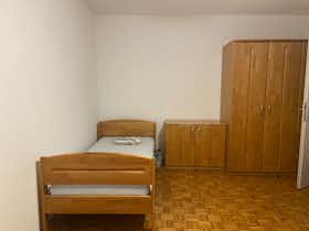 Mehrbettzimmer zu mieten für 400 € pro Monat in Ljubljana, Reboljeva ulica