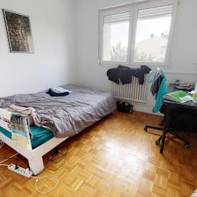 私人房间 正在以 €385 的月租出租，其位于 Dijon, Rue des Frères Lumière