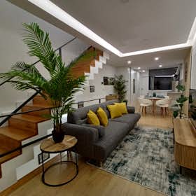 Appartement te huur voor € 1.700 per maand in Aveiro, Rua Doutor António Christo