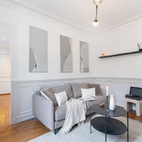 Apartment for rent for €2,649 per month in Paris, Rue du Mont Cenis