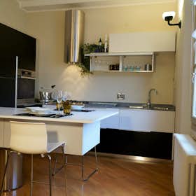 Apartment for rent for €3,400 per month in Bologna, Via Galliera
