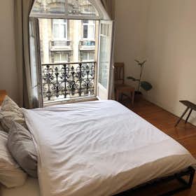 Apartment for rent for €2,140 per month in Schaerbeek, Avenue Louis Bertrand