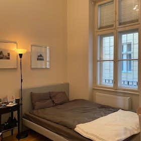 Private room for rent for €610 per month in Budapest, Jókai tér