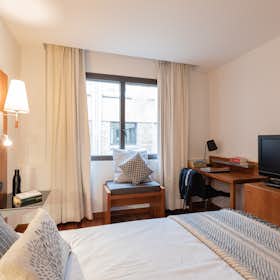 Shared room for rent for €1,049 per month in Pamplona, Calle de Iturrama
