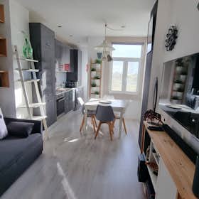 Apartment for rent for €2,451 per month in Lisbon, Rua da Centieira