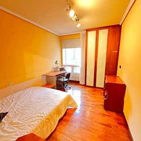 Private room for rent for €475 per month in Gasteiz / Vitoria, Calle de Pintor Aurelio Vera-Fajardo