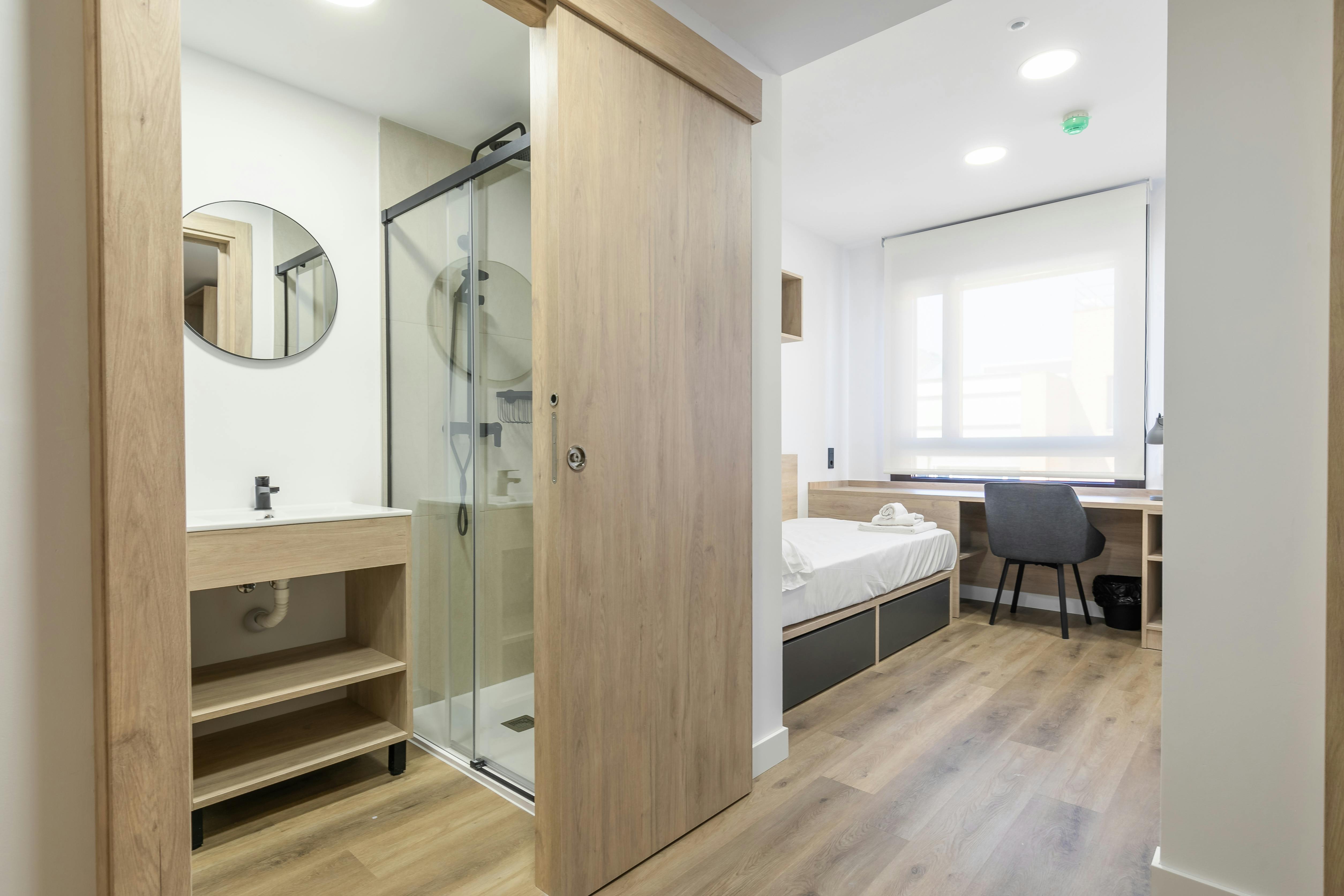 Double room Madrid, 1 bed, 20m² — photo 19