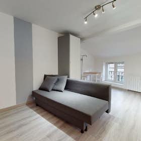 Appartement te huur voor € 380 per maand in Saint-Étienne, Rue Claude Delaroa