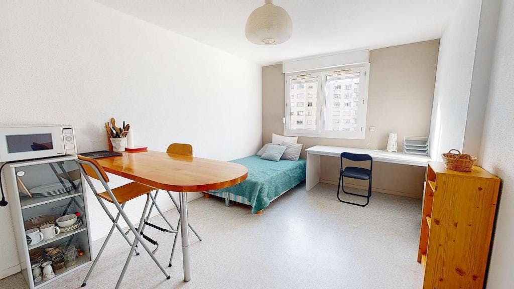 Studio for rent for €300 per month in Saint-Étienne, Rue Tréfilerie