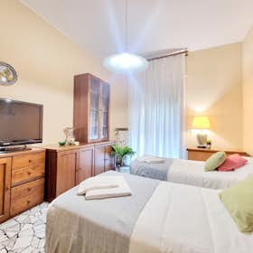 Apartment for rent for €2,550 per month in Milan, Via Mincio