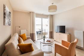 Apartment for rent for €2,800 per month in Montreuil, Rue Gaston Lauriau