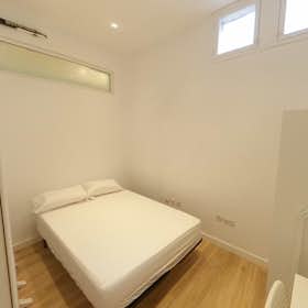 Shared room for rent for €555 per month in Madrid, Calle de Ventura Rodríguez