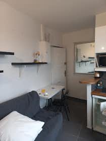 Studio for rent for €2,500 per month in Paris, Boulevard de la Madeleine