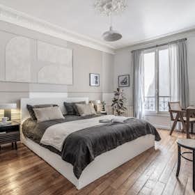 Apartment for rent for €2,649 per month in Paris, Rue Lamarck