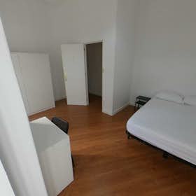 Shared room for rent for €615 per month in Madrid, Calle de Ventura Rodríguez