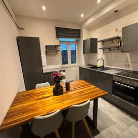 Apartment for rent for €1,350 per month in Mannheim, Obere Riedstraße