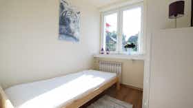 私人房间 正在以 PLN 700 的月租出租，其位于 Łódź, ulica Tarninowa