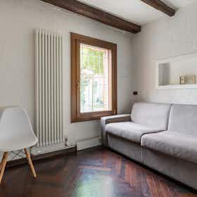 Apartment for rent for €1,400 per month in Bologna, Via Giuseppe Massarenti