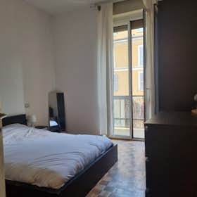 Apartment for rent for €1,575 per month in Milan, Viale San Michele del Carso