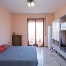 Apartment for rent for €1,050 per month in Milan, Via Carlo Amoretti