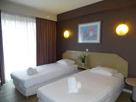 Отдельная комната сдается в аренду за 1 250 € в месяц в Sint-Genesius-Rode, Waterloose Steenweg