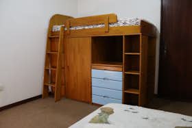 Отдельная комната сдается в аренду за 400 € в месяц в Santa Maria da Feira, Rua do Salgueiro