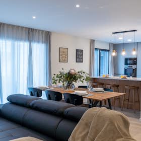 公寓 正在以 €2,250 的月租出租，其位于 Torres Vedras, Rua José Rosa