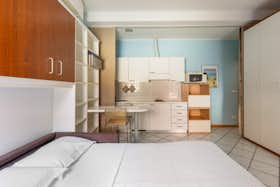 单间公寓 正在以 €1,300 的月租出租，其位于 Bologna, Via Monaldo Calari