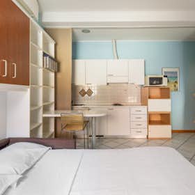 单间公寓 正在以 €1,300 的月租出租，其位于 Bologna, Via Monaldo Calari