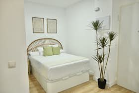 单间公寓 正在以 €1,300 的月租出租，其位于 Madrid, Calle Monte Perdido