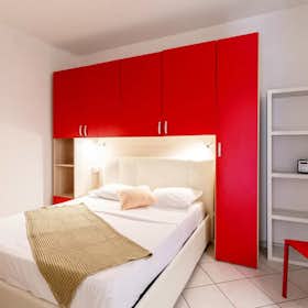 Lägenhet att hyra för 264 000 € i månaden i Como, Via Morazzone