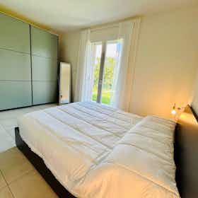 Appartement te huur voor € 1.500 per maand in Ispra, Via Luigi Galvani